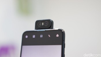 Kamera ini akan flip ke depan ketika hendak digunakan untuk selfie. Foto: Adi Fida Rahman/detikINET