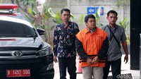 Orang kepercayaan eks Bupati Labuhan Batu Pangonal Harahap, Umar Ritonga, menjalani pemeriksaan perdana di KPK, Jakarta, Senin (29/7/2019).