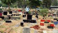 Rumput di areal malam disirami agar areal makam tidak gersang.