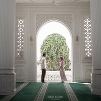 Dalam sejumlah foto, sejoli tersebut pun tampak memamerkan momen manis mereka namun tanpa bersentuhan. Diambil di sebuah mesjid, keduanya terlihat romantis bahkan ketika berdiri terpisah di depan pintu. Foto: Instagram @dierabachir