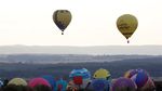Warna-warni Balon Udara Hiasi Langit Prancis