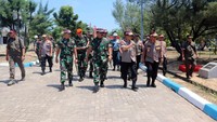 Menurutnya peralatan pemantau jarak jauh sangat penting di pulau itu untuk mencegah penyelundupan narkoba dan minuman keras dari negara tetangga. Istimewa/Dok. Puspen TNI.