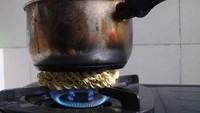 Meme yang satu ini bikin kesal. Alih-alih mau masak mie intan dalam panci, mie instannya malah ditaruh jadi alas panci di kompor. Foto: Istimewa