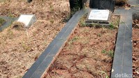 Musim kemarau juga mengakibatkan tanah makam retak-retak.