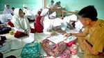 Miris, Siswa Belajar di Lantai Karena Kekurangan Meja dan Bangku