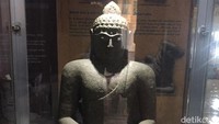 Berada di museum ini, traveler seolah dibawa ke dimensi masa lalu. Lebih dari 3.000 item koleksi yang menarik ada di dalam museum, contohnya arca buddha ini. (Khairul Ikhwan Damanik/detikcom)