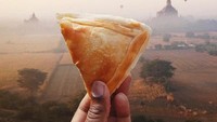 Di Myanmar, Melissa menyarankan cicip puff. Mirip seperti curry puff di negara Asia Tenggara lain dengan isian kari ayam dan kentang. Nyamm! Foto: Instagram Girl Eat World