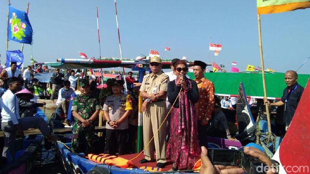 Naik Perahu Nelayan, Menteri Susi Ikut Sedekah Laut Di Demak