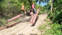 Medanyang sulit juga tidak menyurutkan semangat petugas PLN untuk mengaliri listrik di Desa Balingara, Desa Sukamaju,Desa Empoa, Desa Bulan Jaya, Desa Wanasari, dan Desa Giri Mulyo. Istimewa/PLN