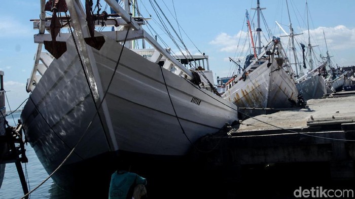 Berbagai aktivitas di Pelabuhan Paotere, Makassar, hampir serupa dengan Sunda Kelapa di Jakut. Dari bongkar muat hingga perbaikan kapal terlihat di kawasan ini.