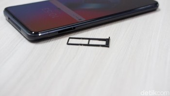 Punya dual SIM slot dan microSD. Foto: Adi Fida Rahman/detikINET