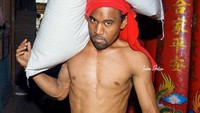 Waduh, Kanye West kalau di Indonesia jadi kuli panggul beras. Aku harus kerja keras! Karena aku tau kalo modal ganteng aja, gak cukup buat hidup, tulis Indra sebagai keterangan foto. Foto: Instagram indra.hakim