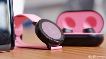 Selain ponsel, pembeli akan mendapatkan Galaxy Watch dengan memadukan warna hitam dan pink. Foto: Adi Fida Rahman/detikINET
