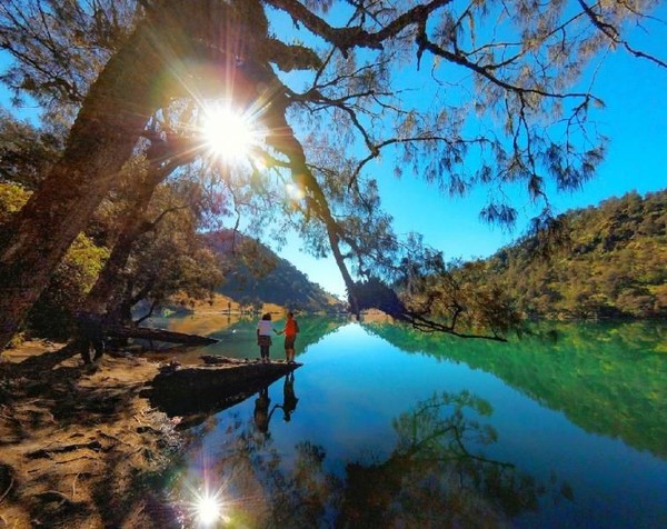 Ranu Kumbolo terletak di ketinggian 2.400 mdpl. Ranu Kumbolo berlokasi di Taman Nasional Bromo Tengger Semeru, Jawa Timur. ( Melati Raya Sihotang/dTraveler) Ranu Kumbolo terletak di ketinggian 2.400 mdpl. Ranu Kumbolo berlokasi di Taman Nasional Bromo Tengger Semeru, Jawa Timur. ( Melati Raya Sihotang/dTraveler)