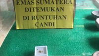 Bahkan ditemukan pula perhiasan emas di reruntuhan candi. Temuan-temuan itu dipajang di etalase, dinding maupun digantung. (Khairul Ikhwan Damanik/detikcom)