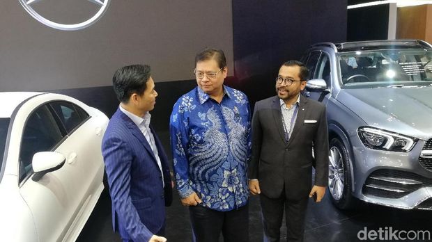 Menperin di booth Mercy GIIAS