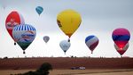 Warna-warni Balon Udara Hiasi Langit Prancis