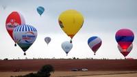 Tak sedikit masyarakat yang mengabadikan momen balon udara tersebut saat terbang di langit Prancis.