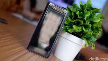 Secara desain, ponsel ini tidak jauh berbeda dengan versi standar. Hanya warnanya memadukan hitam dan pink. Foto: Adi Fida Rahman/detikINET