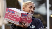 Jaden Smith kira-kira mau ngapain ya bawa satu kardus mie instan? Apa mau pulang kampung? Foto: Instagram indra.hakim