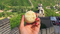 Tak lengkap mengunjungi negeri tirai bambu tanpa mencicip Bao. Jajanan kaki lima ini berupa bakpao dengan ragam isian gurih atau manis. Biasanya disajikan hangat-hangat agar teksturnya masih lembut empuk. Foto: Instagram Girl Eat World