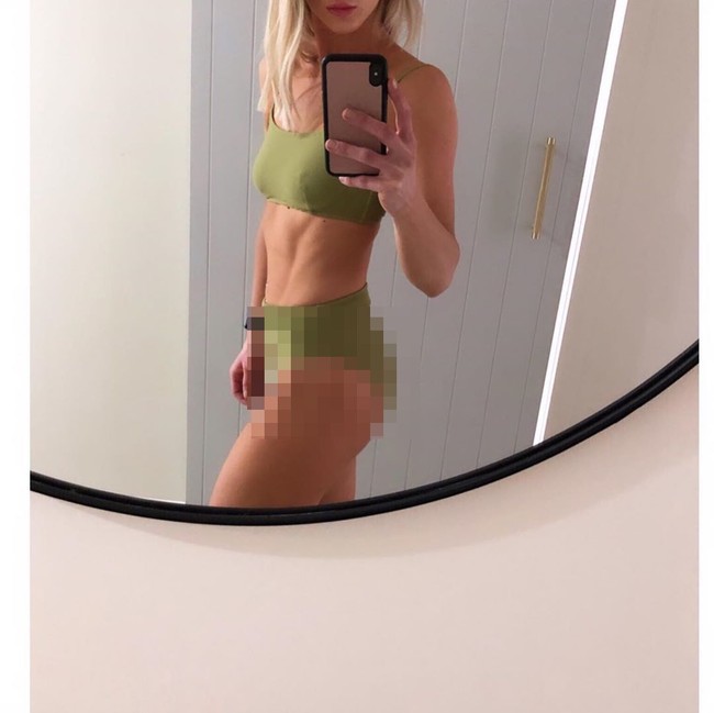 Berbagai macam latihan dan olahraga dengan alat yang menimal. Aku hanya punya matras dan tiga ukuran dumbbell. Semua dilakukan di rumah. Aku tidak pernah pergi ke gym, ujar Tess, seperti dikutip Daily Mail.  Foto: dok. Instagram @tes.p