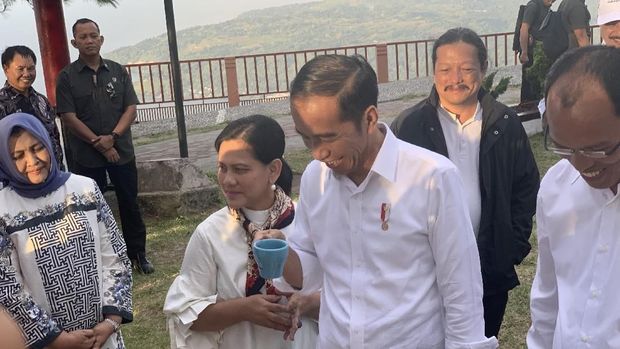 Jokowi dan Irian menikmati kopi Tabado di Geosite Sipinsur, Sumut.