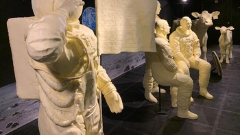 Lalu, ada patung Neil Armstrong yang sedang mengenakan baju astronot lengkap dengan helm tertutup dan sedang dalam pose hormat ke bendera, melambangkan salah satu momen ikonik dari pendaratan ke Bulan. Foto: American Dairy Association Mideast