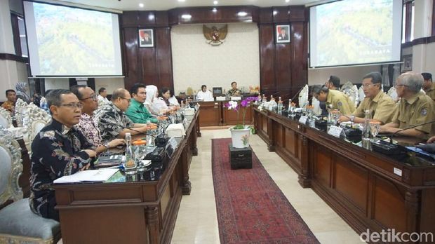 Wali Kota Surabaya Tri Rismaharini mendapat kunjungan rombongan dari DKI Jakarta / 