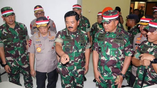 Momen Panglima TNI dan Kapolri Tinjau Prajurit di Pulau Nipah