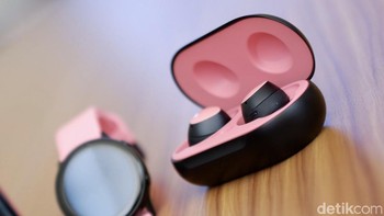 Samsung pun memberikan Galaxy Buds dalam paket penjualan. Foto: Adi Fida Rahman/detikINET