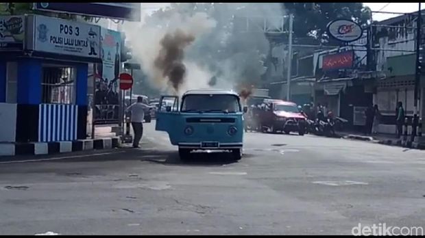 VW Kombi yang Dikendarai WN Australia Terbakar di Blitar