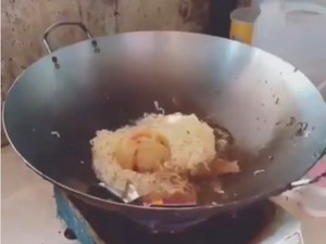 Duh! Begini Jadinya Kalau Wanita Sedang Marah Malah Masak Mie