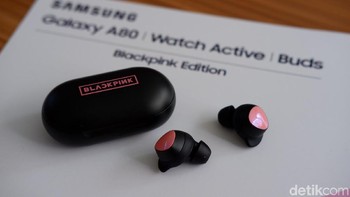 Seperti halnya Galaxy Watch, Galaxy Buds BLACKPINK ini tidak dijual terpisah. Galaxy Buds standar sendiri harganya Rp 1,9 juta. Foto: Adi Fida Rahman/detikINET