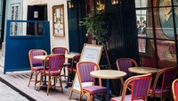 Di bagian luar kafe, ada kursi kayu ikonik berwarna merah biru yang jadi spot favorit tempat berfoto para turis, ketika berkunjung ke sana. Foto: Instagram @restaurantprocope1686/Istimewa