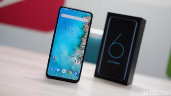 Zenfone 6 hadir tanpa notch dan dilindungi kaca Gorilla Glass 6. Punya rasio screen to body mencapai 92%. Foto: Adi Fida Rahman/detikINET