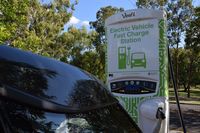 Isi ulang mobil listrik di Brisbane (University of Queensland)
