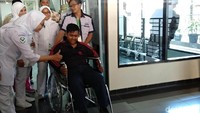 Kondisi Aria, terlihat masih tampak lemas. Dia bahkan belum mampu mengangkat kedua tangannya karena ada luka bekas operasi. Meski begitu, dia tampak begitu senang. Dia juga sesekali melempar senyum ke sejumlah awak media yang telah menunggunya.