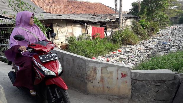 Sampah di Kali Bahagia Bikin Warga Tak Bahagia