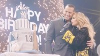 Dihadapan para fansnya, Jlo merayakan pesta ulang tahun sang kekasih, Alex Rodriguez yang ke-44. Dok. Instagram/jlo