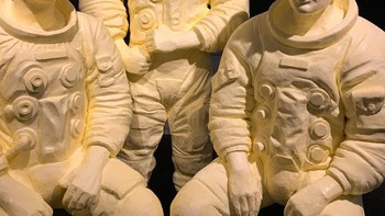 Secara berurutan, dari kiri, ada Neil Armstrong, Michael Collins, dan Buzz Aldrin. Foto: American Dairy Association Mideast