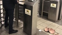 Kalau Cinderella kan kehilangan sepatu kaca, kalau wanita yang kehilangan ini namanya siapa ya?