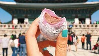 Bukan hanya Jepang, Korea juga punya mochi khas bernama Chapssaltteok. Dibuat dari beras ketan yang kenyal dan diisi pasta kacang merah. Foto: Instagram Girl Eat World