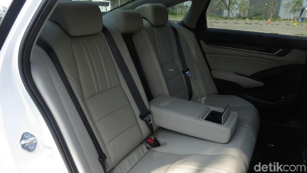 Mencoba Canggihnya Mobil Honda Accord yang Bisa Ngerem Sendiri