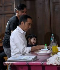 Ini Kelezatan Ayam Goreng Mbah Karto Tembel, Favorit Jokowi dan Jan Ethes