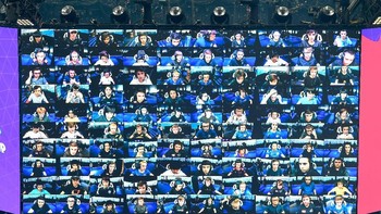 Dalam babak final itu, 100 pemain berlaga di sebuah pulau di mana mereka harus menemukan senjata, membuat bangunan dan mengeliminasi satu sama lain hingga tersisa satu pemain paling top. Foto: Reuters