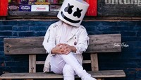 Tahu dong sosok DJ misterius yang mengenakan topeng marshmallow ini? Ya, DJ Marshmello! Begini nih gayanya kalau lagi nongkrong di depan warung kelontong. Foto: Instagram indra.hakim