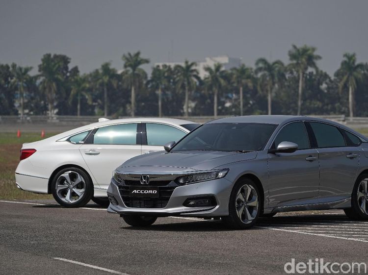 Menjajal Raja Sedan Honda