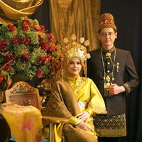 Roger Danuarta dan Cut Meyriska semakin mendekati hari pernikahan. Beberapa waktu lalu, keduanya diketahui telah melaksanakan prosesi lamaran. Pasangan pesinetro tersebut juga sudah foto prewedding. Foto: Instagram @dierabachir