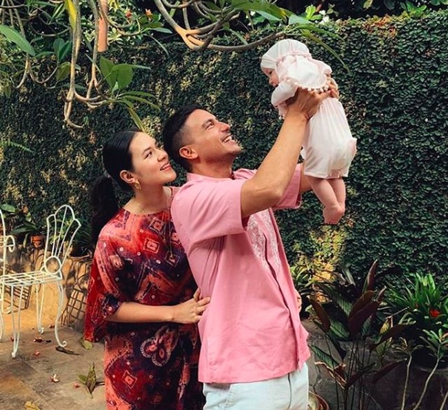 Sayangnya sejak Zalina terlahir ke dunia, Raisa dan Hamish kompak untuk tak memperlihatkan wajah sang anak ke publik. Walaupun kerap memamerkan kebersamaan mereka sebagai keluarga, namun wajah Zalina selalu tak pernah tersorot kamera. Foto: Instagram @hamishdw